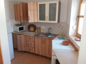 Turulpanzio&Gombeachにあるキッチンまたは簡易キッチン