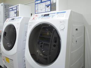 京都市にあるTHE POCKET HOTEL 京都四条烏丸の洗濯機2台