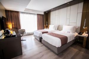 A bed or beds in a room at Hotel XYZ