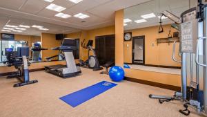 Fitness centrum a/nebo fitness zařízení v ubytování Best Western Plus Dayton