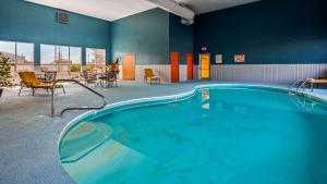 SureStay Hotel by Best Western Ottawa tesisinde veya buraya yakın yüzme havuzu