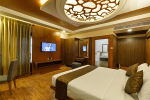 A television and/or entertainment centre at Hotel Arjunaa