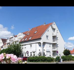 duży biały budynek z czerwonym dachem w obiekcie Hotel Mörike w mieście Ludwigsburg