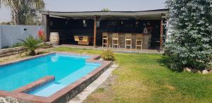 una casa con piscina en un patio en Villa Graf en Ongwediva
