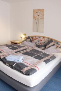 Bett in einem Zimmer mit in der Unterkunft Hotel Haarener Hof in Bad Wünnenberg