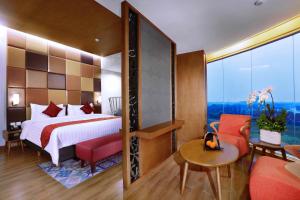 Postel nebo postele na pokoji v ubytování The Alana Hotel and Conference Sentul City by ASTON