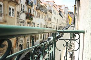 リスボンにあるTravel Loversのバルコニーから市街の景色を望めます。