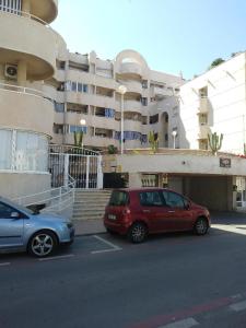 ガルチャにあるApartamento en Garrucha/Almeriaの建物前の駐車場に駐車した車2台
