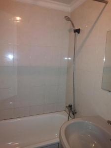 ガルチャにあるApartamento en Garrucha/Almeriaのバスルーム(白いバスタブ、シャワー付)