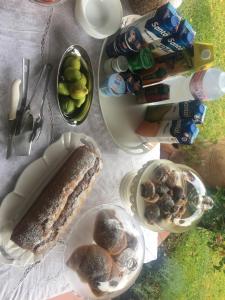 una mesa con un sándwich y algo de comida y bebida en La Bouganville, en Sapri