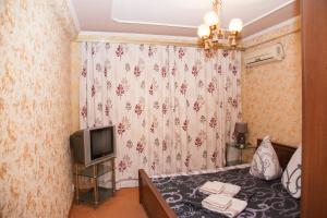 ザポリージャにある2 rooms apartment on str. Shkilna 22. Luxury class. Centreのベッドルーム(ベッド1台、テレビ、カーテン付)