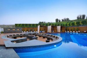 Bazén v ubytování The Alana Hotel and Conference Sentul City by ASTON nebo v jeho okolí