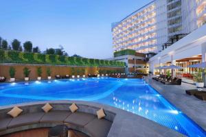 Bazén v ubytování The Alana Hotel and Conference Sentul City by ASTON nebo v jeho okolí