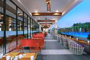 Bazén v ubytování The Alana Hotel and Conference Sentul City by ASTON nebo v jeho okolí