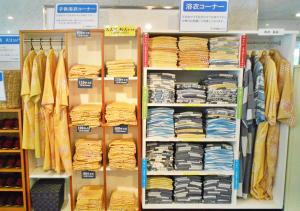 Ein Laden voller Hemden und Krawatten. in der Unterkunft Nishiizu Matsuzaki Itoen Hotel in Matsuzaki