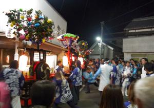 松崎町西伊豆松崎伊藤园酒店的站在火车前的一群人