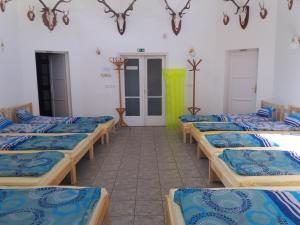 سرير أو أسرّة في غرفة في Turulpanzio&Gombeach