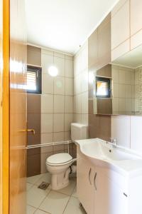 un bagno con un water e un lavandino di Guesthouse Wolf a Žabljak