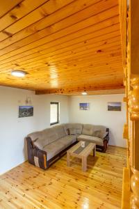 un soggiorno con un divano e un tavolo di Guesthouse Wolf a Žabljak