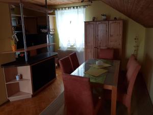 ein Esszimmer mit einem Glastisch und Stühlen in der Unterkunft Apartman Aneta in Skalná