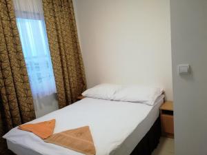 Llit o llits en una habitació de Hostel Wólka Kosowska z prywatnymi łazienkami
