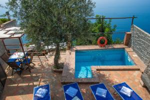 een zwembad met uitzicht op de oceaan bij Villa Tranquillita in Praiano