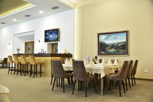 a dining room with a table and chairs at Miznah Hotels & Resorts in Bačka Topola