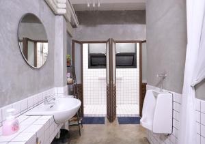 A bathroom at Apartment45 Hostel
