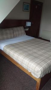 łóżko w pokoju z materacem w obiekcie Cambridge House w Edynburgu
