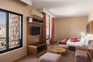 Телевизор и/или развлекательный центр в Days Inn Hotel & Suites, Aqaba