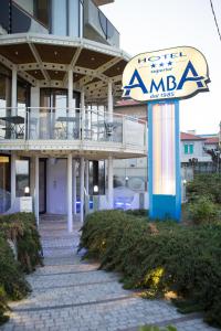 un bâtiment avec un panneau devant lui dans l'établissement Amba Hotel, à Rimini