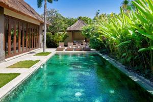 ein Swimmingpool im Hinterhof einer Villa in der Unterkunft Mahagiri Villas Sanur in Sanur