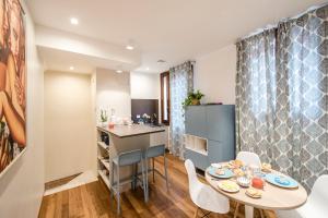 - une cuisine et une salle à manger avec une table et des chaises dans l'établissement Stemar Apartment Diva, à Venise