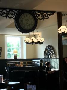 The Old Borough Hotel - Wetherspoon的休息区