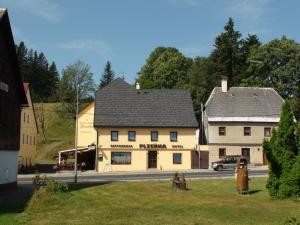 um grupo de edifícios ao lado de uma rua em Horská chata Plzeňka Pernink em Pernink