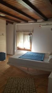 a large bed in a room with a window at Old Fane's Lodge in Măraşu