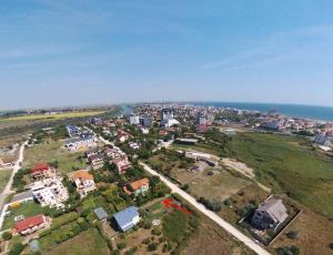una vista aérea de una ciudad con casas y el océano en Dalina Mamaia Nord en Mamaia-Sat