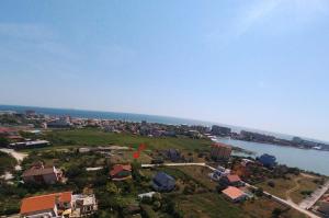 una vista aérea de una ciudad junto a un cuerpo de agua en Dalina Mamaia Nord en Mamaia-Sat