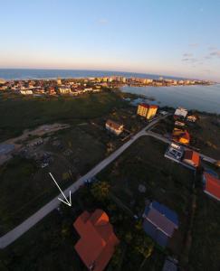una vista aérea de la ciudad y el océano en Dalina Mamaia Nord en Mamaia-Sat