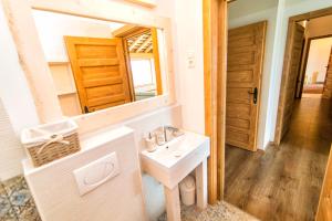 łazienka z umywalką i lustrem w obiekcie Villa Terazza-Panorama Apartman w mieście Sümeg