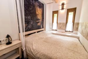 sypialnia z łóżkiem i 2 oknami w obiekcie Villa Terazza-Panorama Apartman w mieście Sümeg +21 zdjęć
