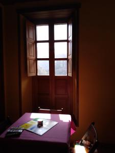 a room with a table with a window and a table sidx sidx sidx at Aparatamento Rural El Oso 3 in Pola de Somiedo