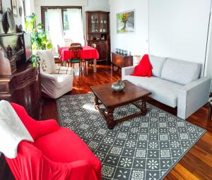 uma sala de estar com dois sofás e uma mesa em L'Atelier du Temps - PanoramAlps Apartment em Courmayeur