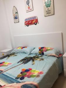 Posteľ alebo postele v izbe v ubytovaní Apartamento Lujo, Primera linea playa, Garaje, Wifi, Piscina climatizada