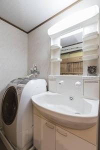 Bilik mandi di 京都二条城近く京町屋120年の歴史に泊まる +34 gambar