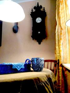un reloj en la pared y una taza en una mesa en Boda, en Boda