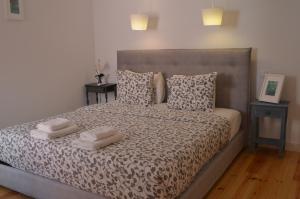 リスボンにあるFlor de Lis Residence - Alfamaのベッドルーム1室(ベッド1台、タオル2枚付)