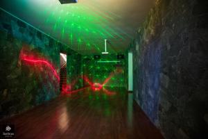 فيلا سيريناس البوتيكية في نوارا إليا: غرفة بها أضواء خضراء وأحمر على الحائط