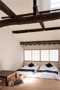 Kama o mga kama sa kuwarto sa Auberge AZABU