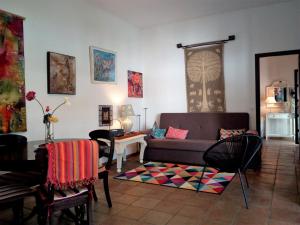 コルドバにあるPatio Del Limoneroのリビングルーム(ソファ、テーブル、椅子付)
